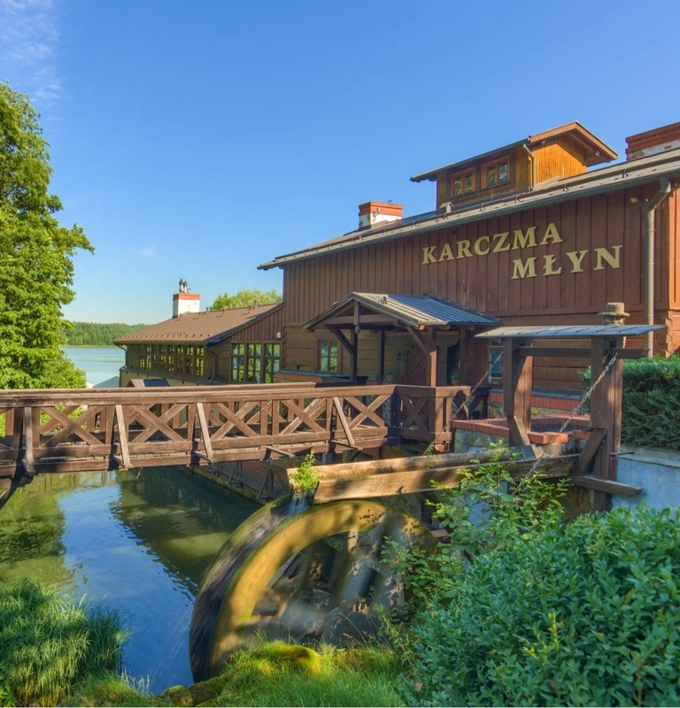 Ресторан Karczma Młyn з працюючим водяним колесом