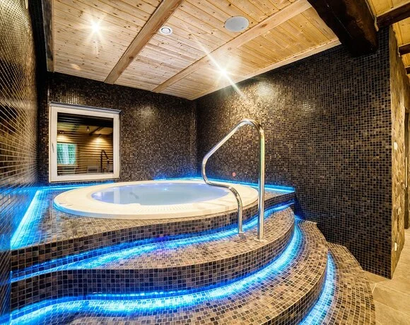 Джакузі в зоні wellness готелю Dworek Wapionka
